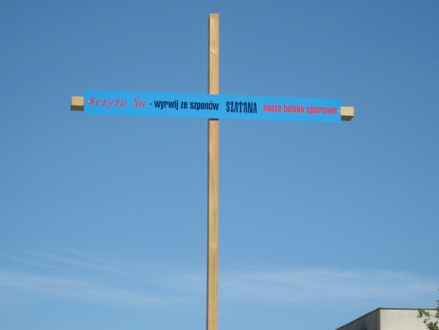 krzyż na boisku na os. Tysiąclecia - Anna Skoczek