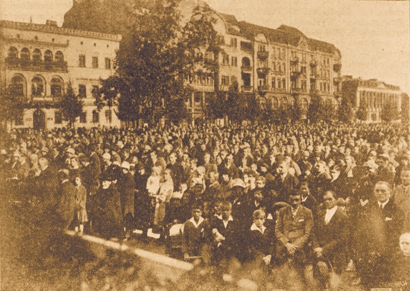 Poznaniacy słuchający pierwszej audycji Radja Poznańskiego na Placu Wolności Fot. Archiwum