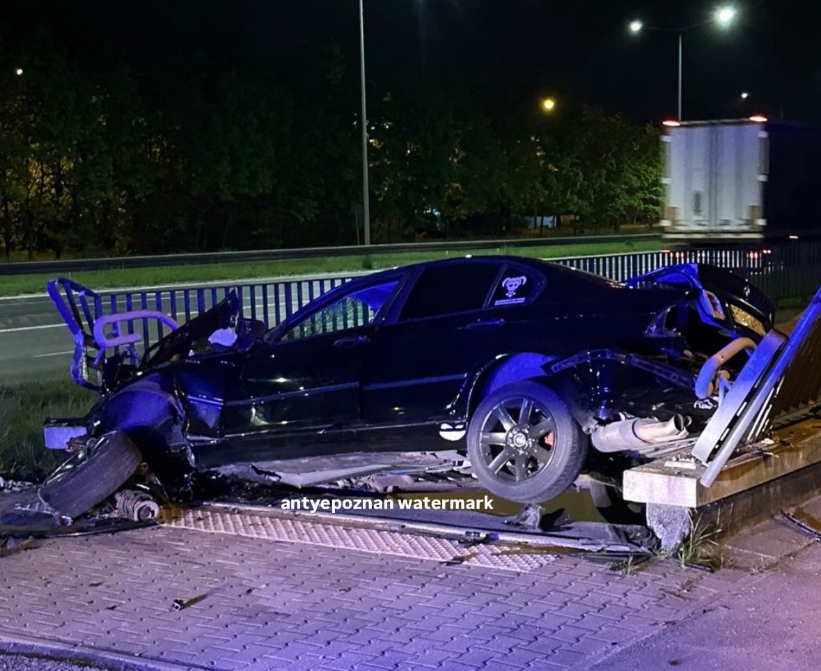 BMW wylądowało przy wejściu do przejścia podziemnego w Poznaniu. Skutek nocnego wyścigu?