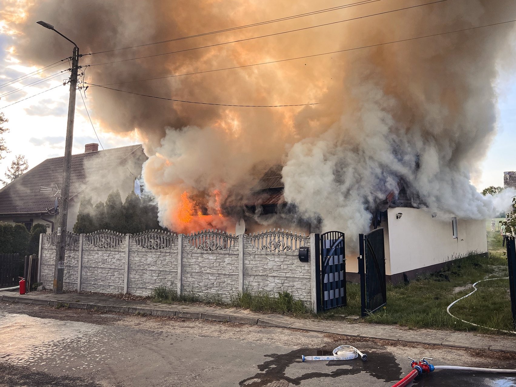 Kłęby dymu i ogromne straty. Duży pożar w powiecie ostrzeszowskim
