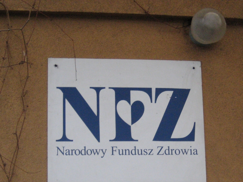NFZ - logo na budynku - Anna Skoczek