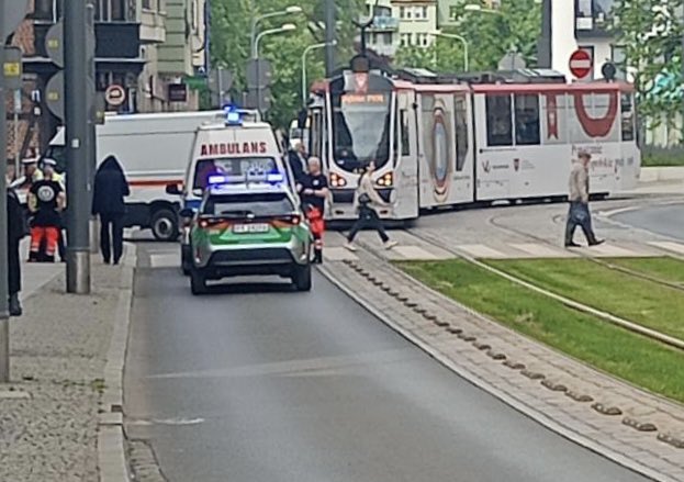Wypadla z tramwaju - poznan_moment
