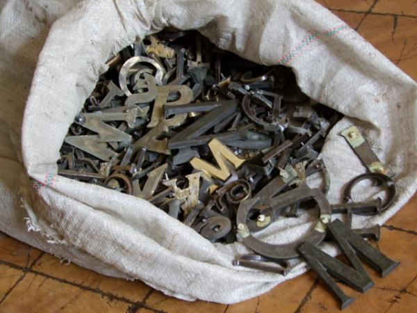 Litery z grobów - hieny cmentarne - Policja/Poznań