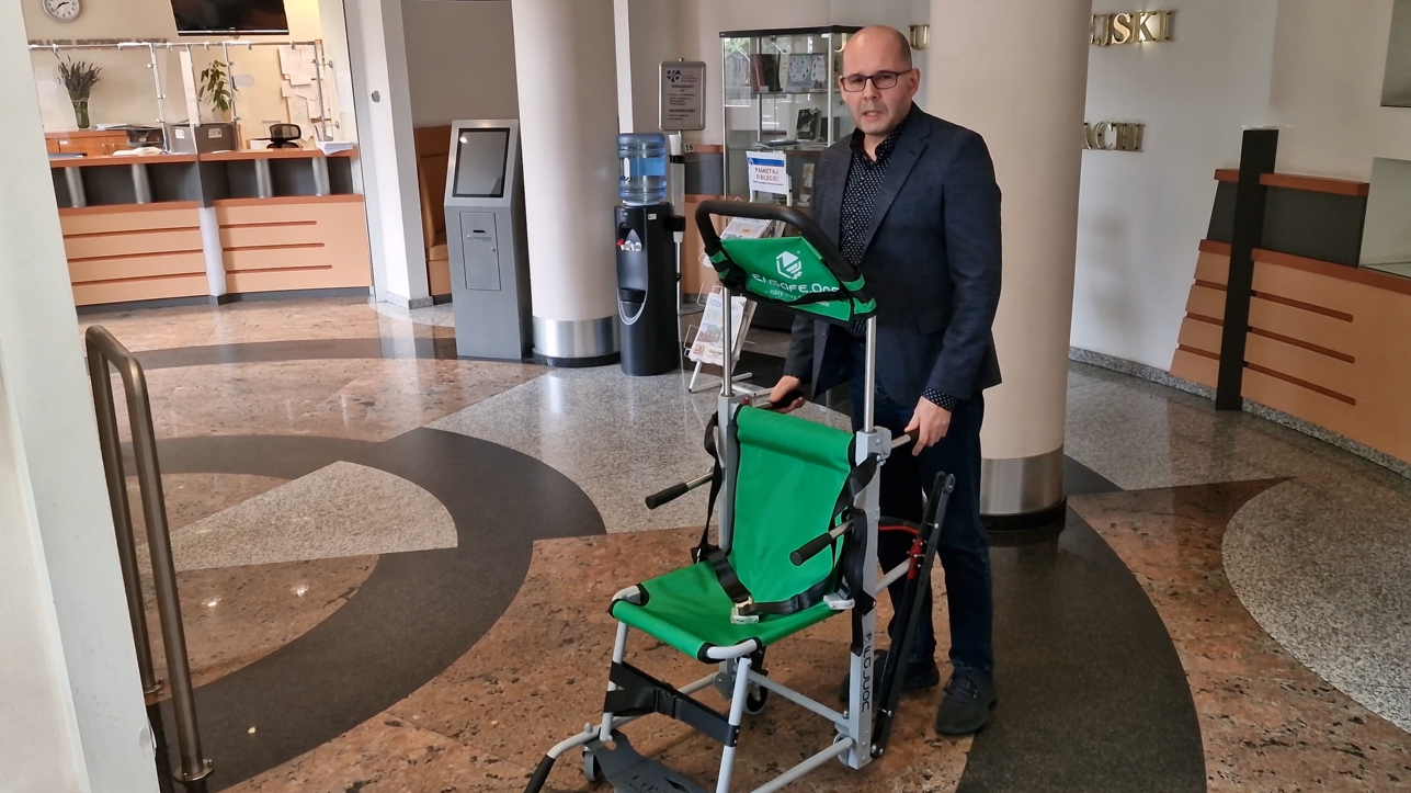 Krzesło ewakuacyjne - Grzegorz Ługawiak - Radio Poznań