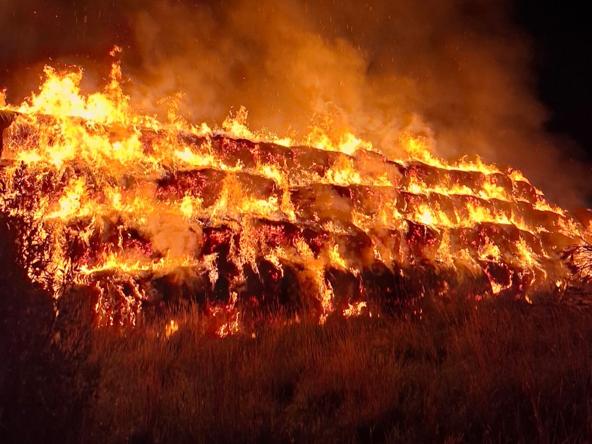 pożar balotów w lesznie - KM PSP Leszno