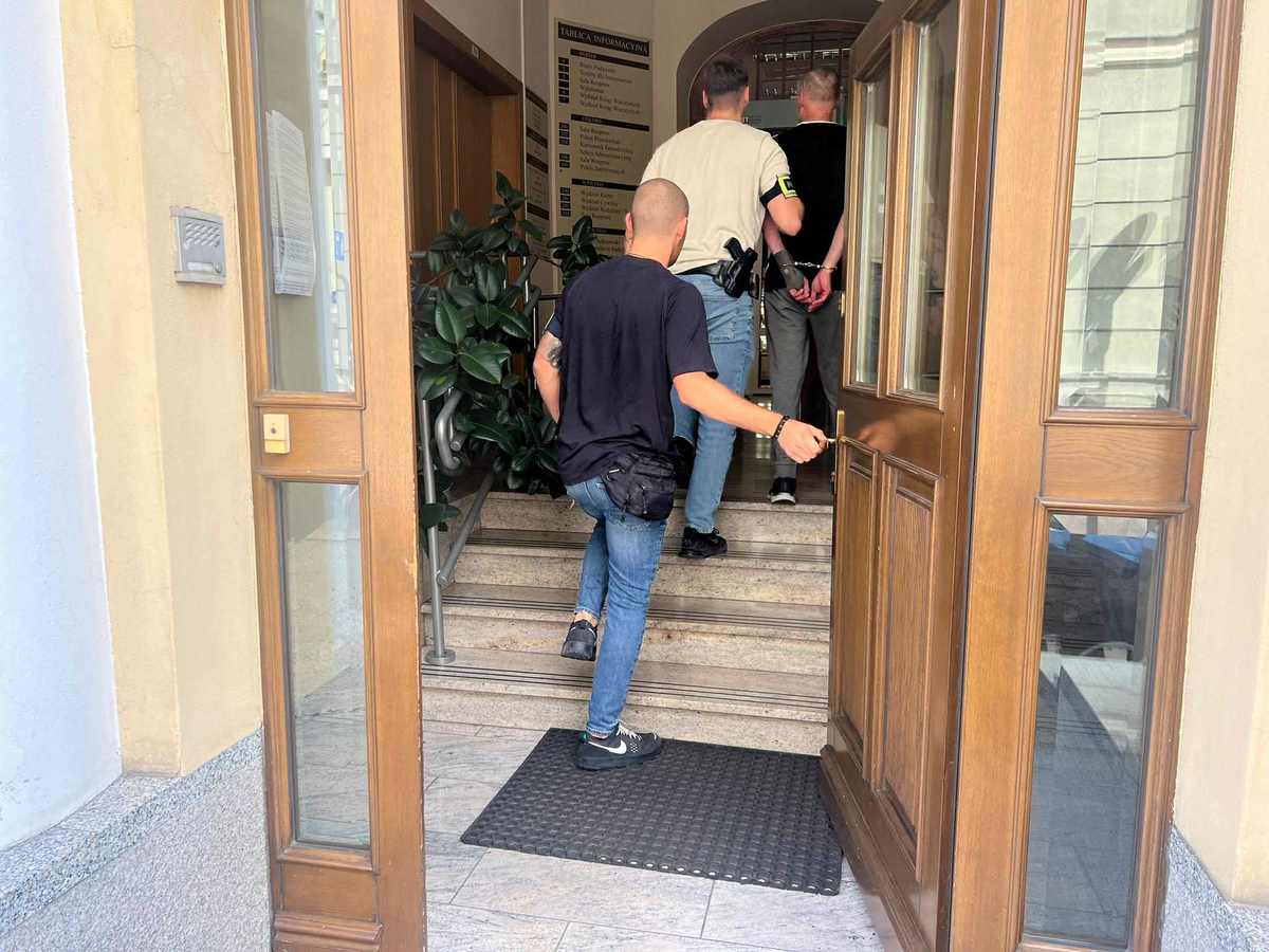 Strzelał do ludzi przed zakładem rawicz - KPP Rawicz 