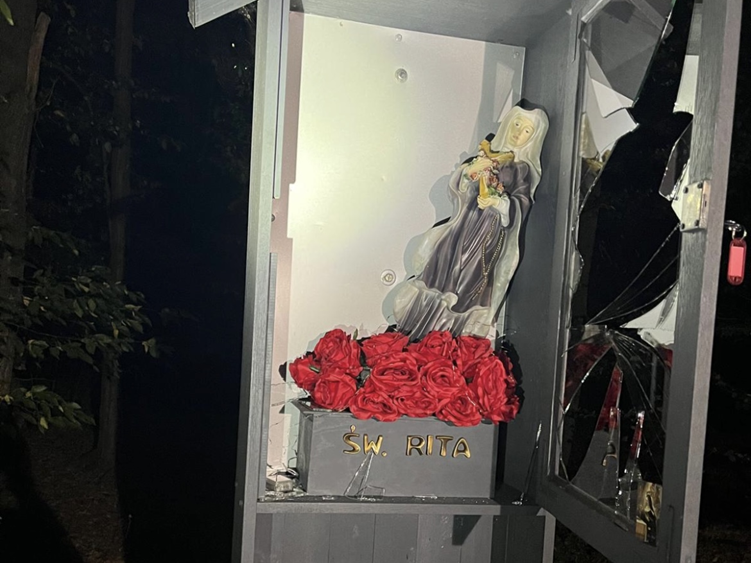 zniszona kapliczka łąkociny  - KPP Ostrów Wielkopolski 