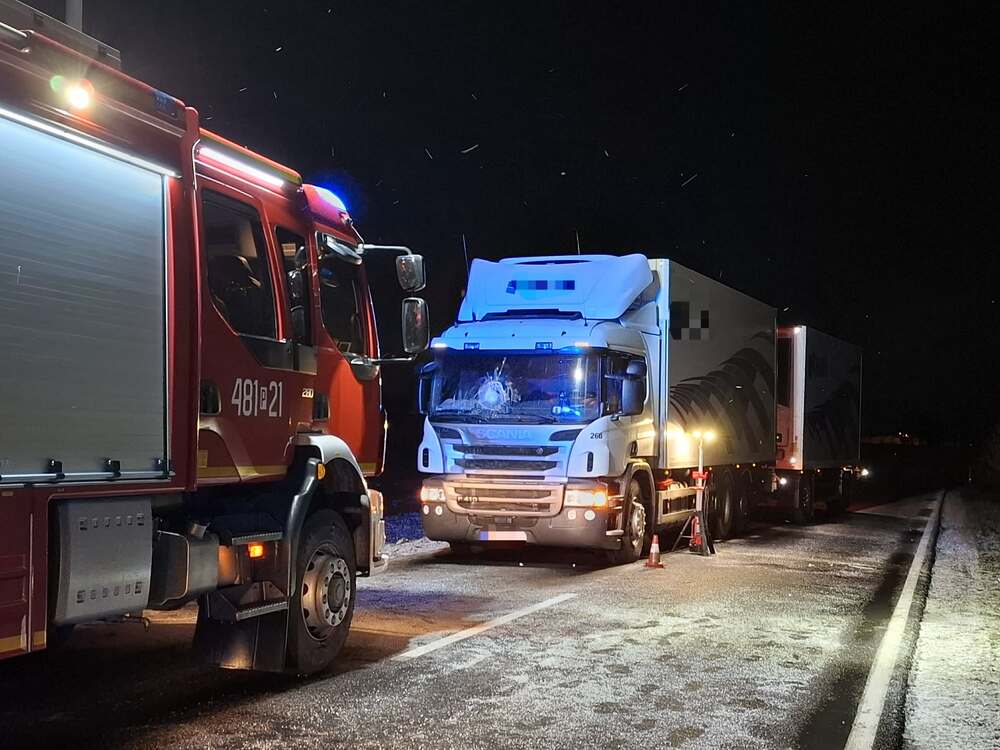 Ciężarówka potrąciła pieszego. Poważny nocny wypadek