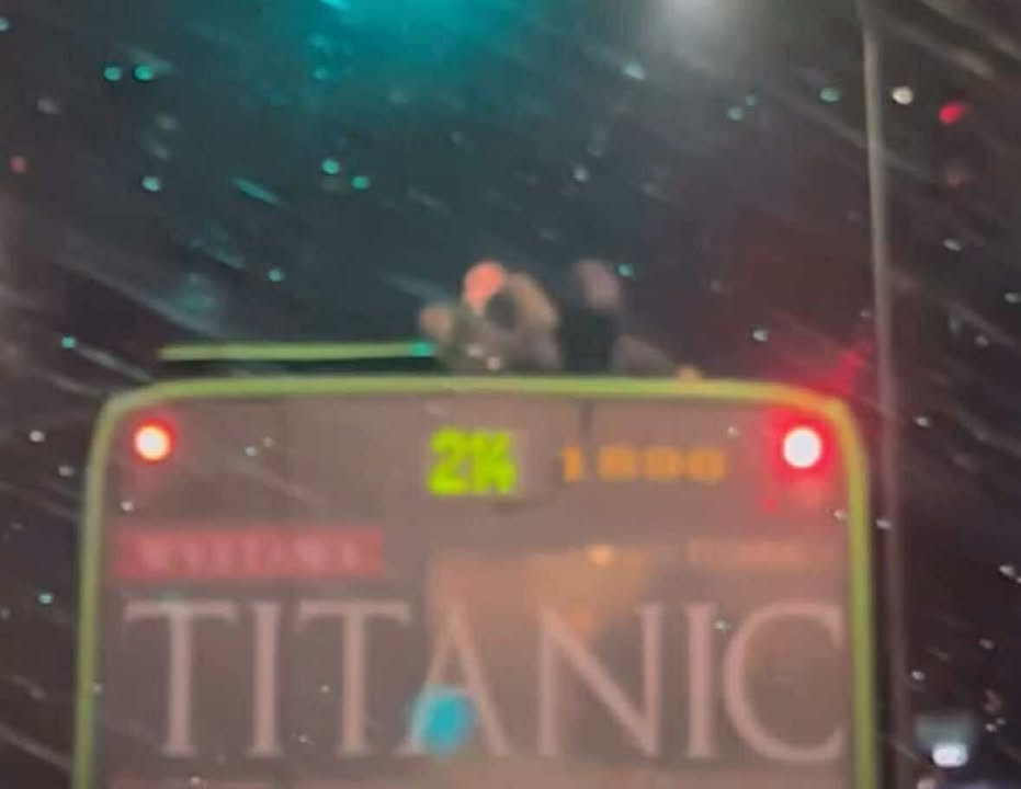 Sylwestrowy „popis” na dachu autobusu. Policja ustala sprawców
