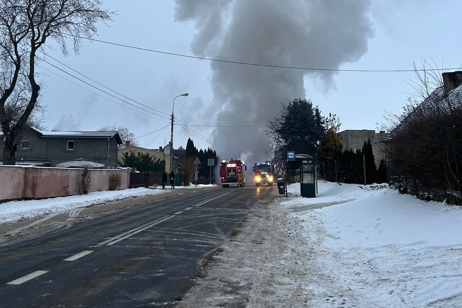 Autobus zapalił się na przystanku. Trwa akcja służb [WIDEO]