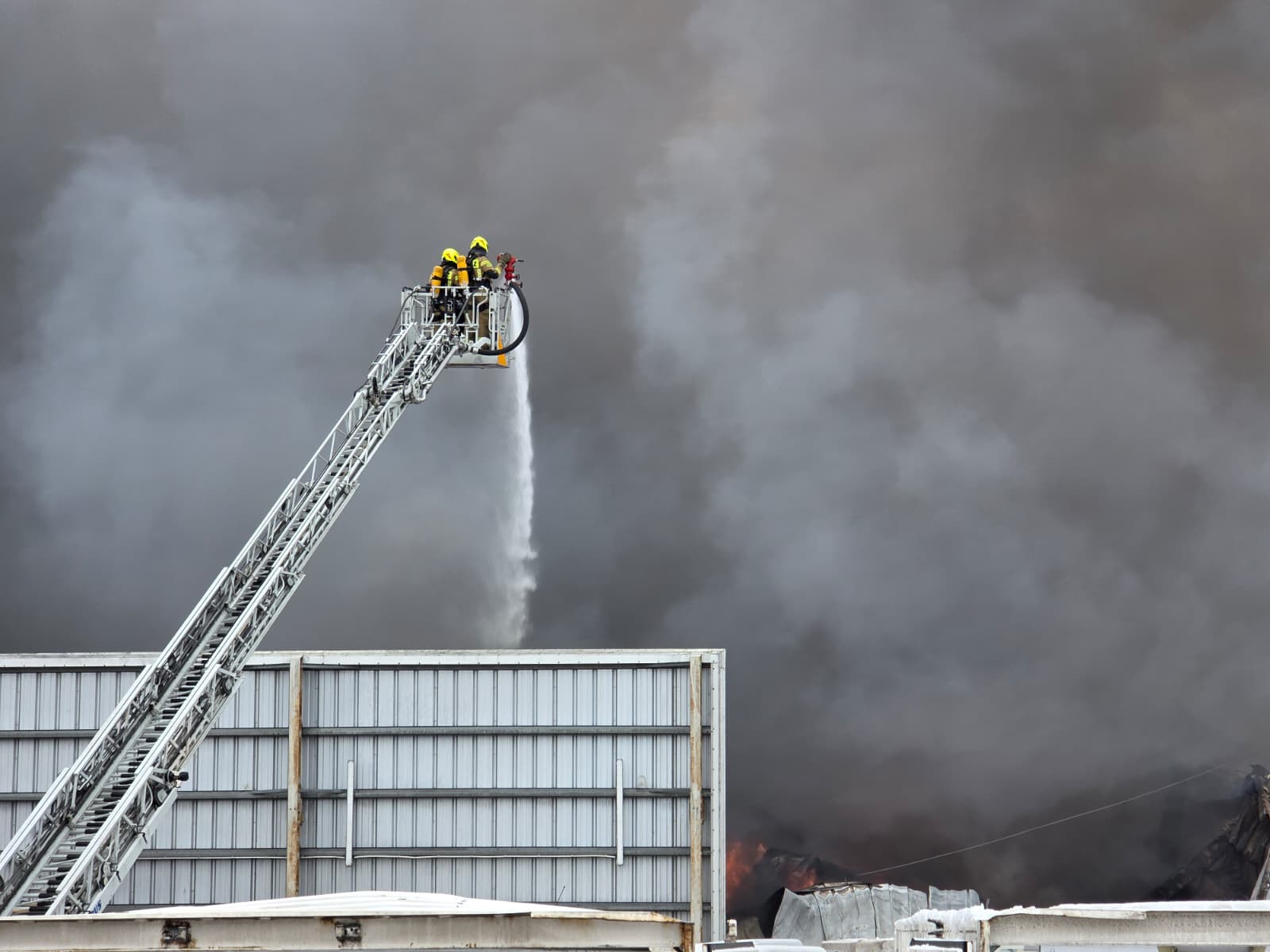 Hala spedycyjna doszczętnie spalona. Trwa ustalanie przyczyn pożaru