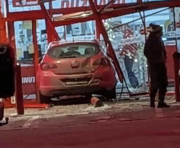 Samochód wjechał w witrynę sklepu. Powodem inny kierowca