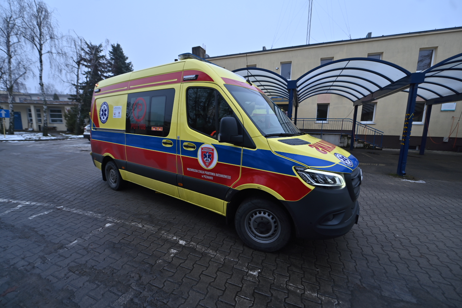 karetka detal karetki ambulans służby  - Wojtek Wardejn  - Radio Poznań