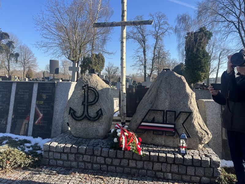 Znicze zapłonęły w Lesie Skarszewskim koło Kalisza