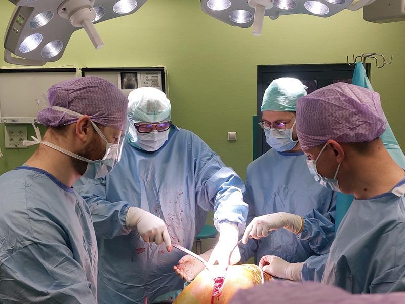 Pierwsza taka operacja w kraju. Wszczepili ceramiczny staw