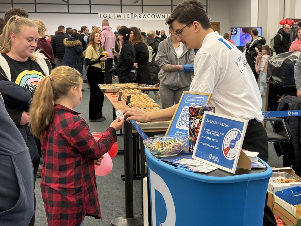 stoisko radiowe na wośp - Alicja Kotewicz - Radio Poznań