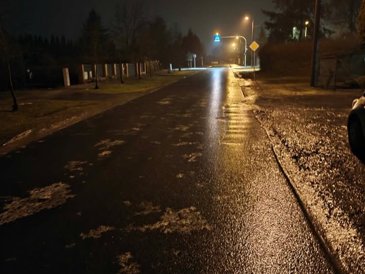 Uwaga na gołoledź! Duże problemy na drogach, chodnikach i na kolei