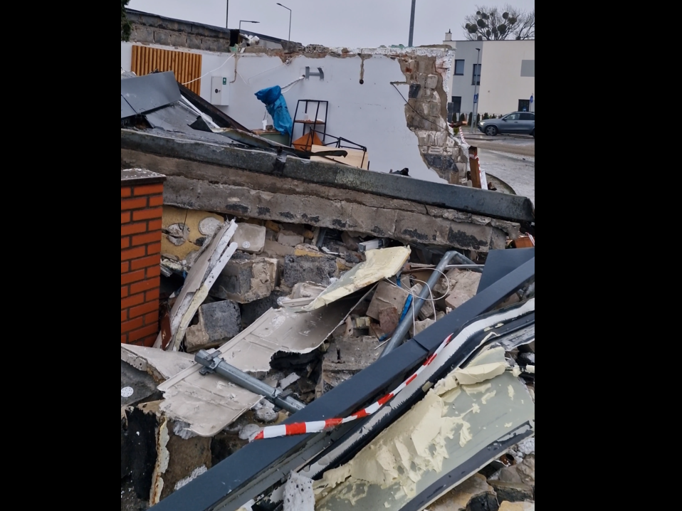 zniszczona kwiaciarnia - Grzegorz Ługawiak