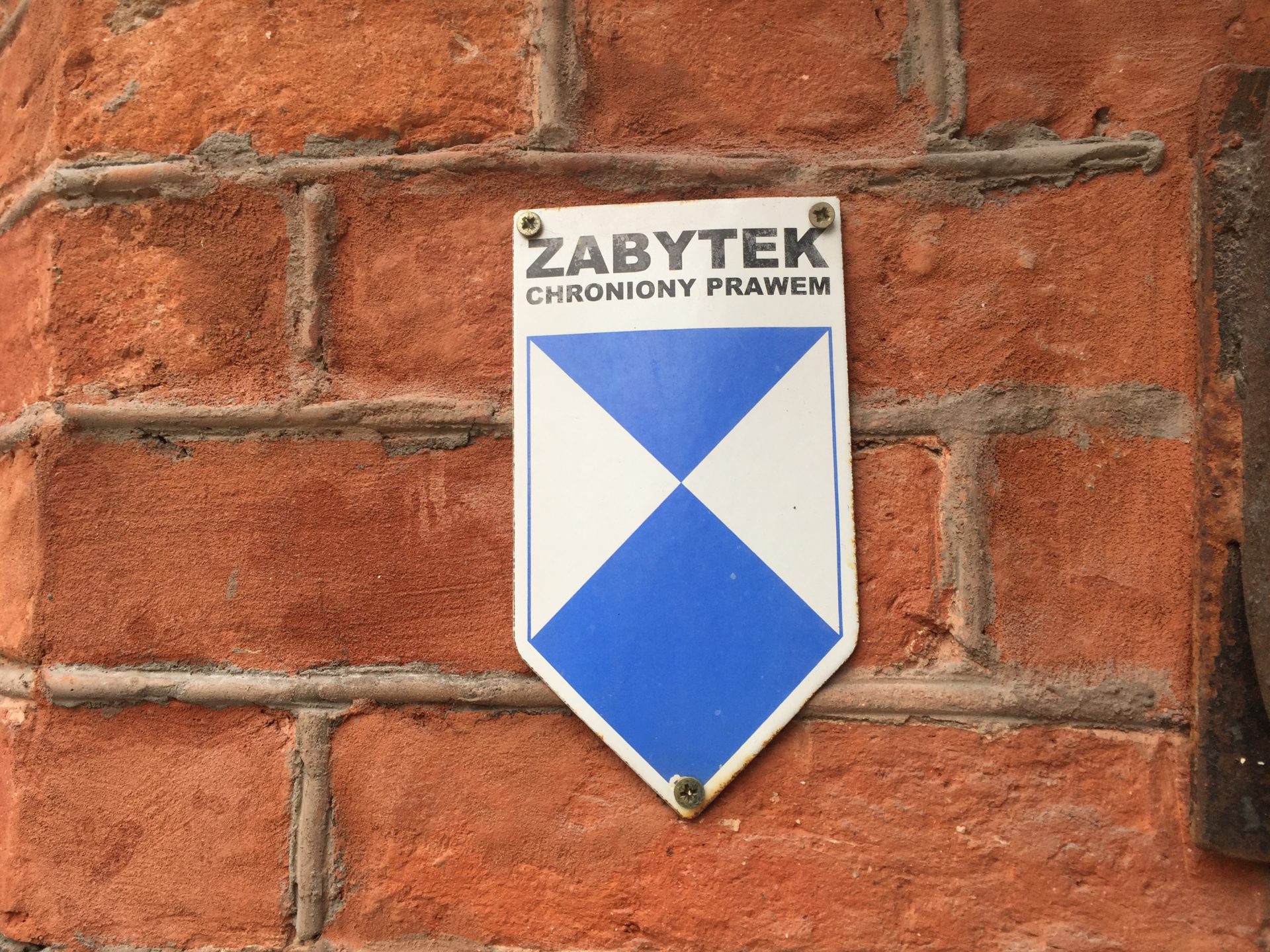 Błekitna tarcza - Starostwo Powiatowe w Kamieniu Pomorskim