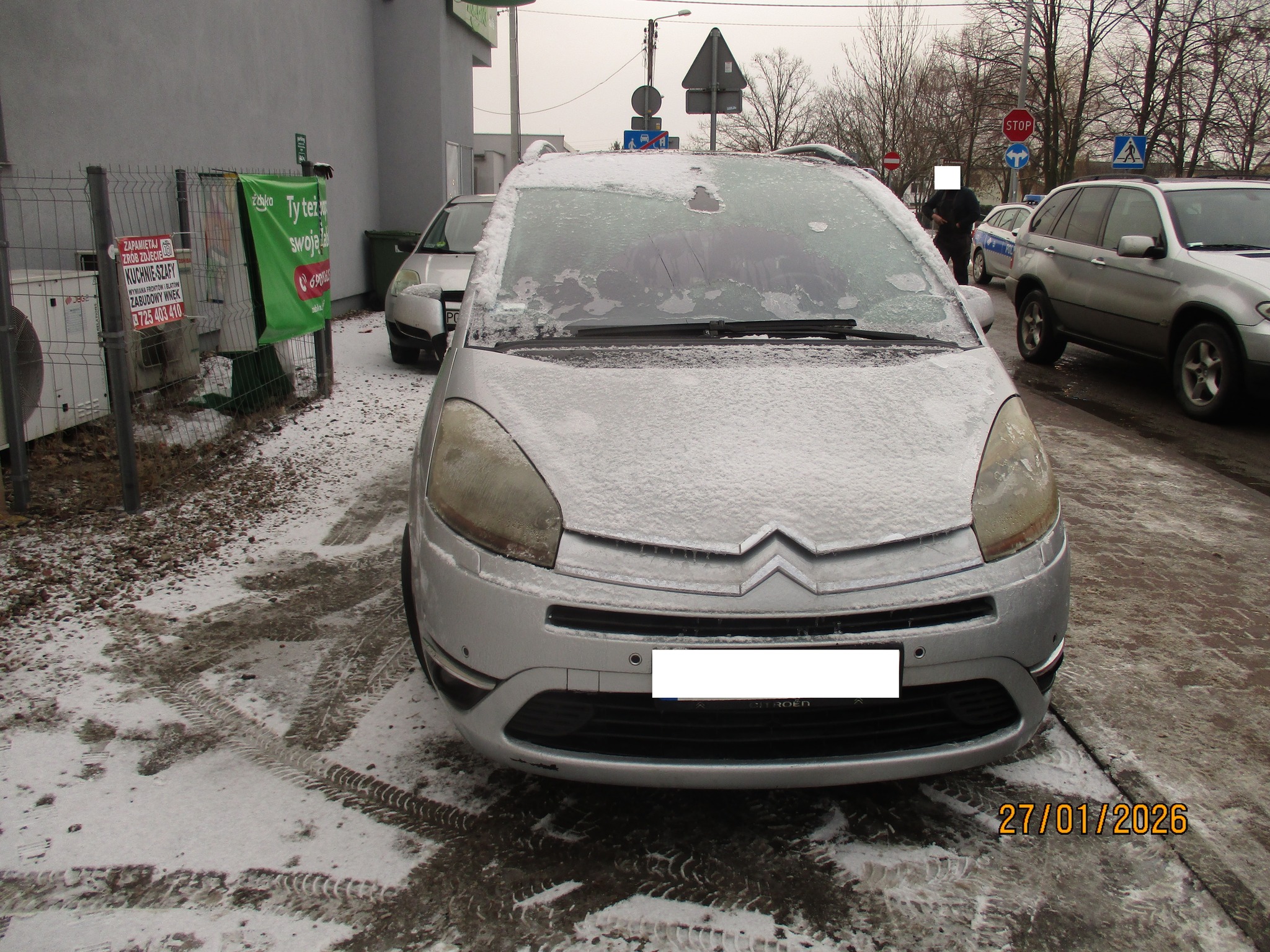 zamarznięte auto - Komenda Powiatowa Policji w Gnieźnie