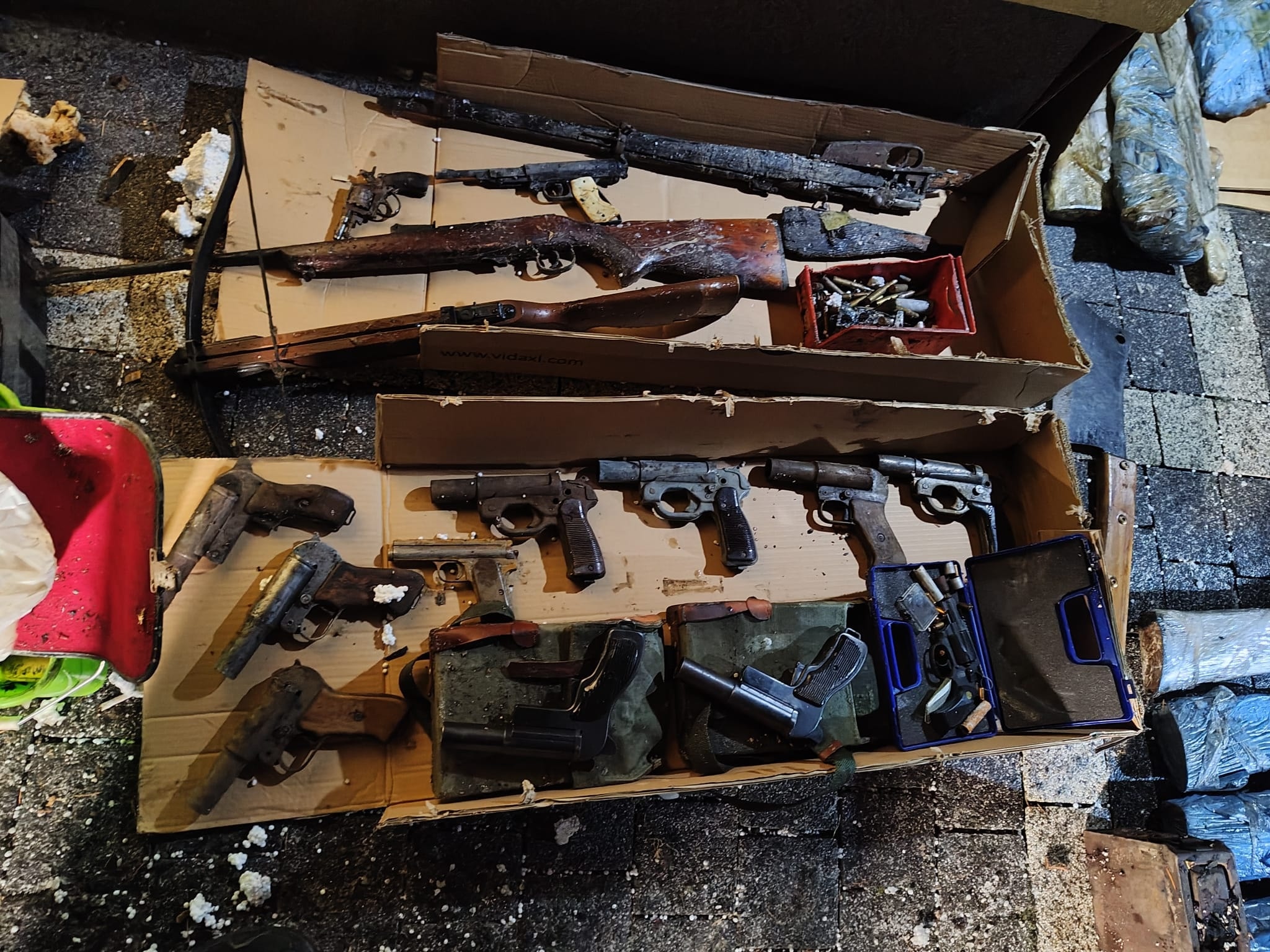 Pożar altany odkrył nielegalną broń. Mieszkańcy Gniezna usłyszeli zarzuty