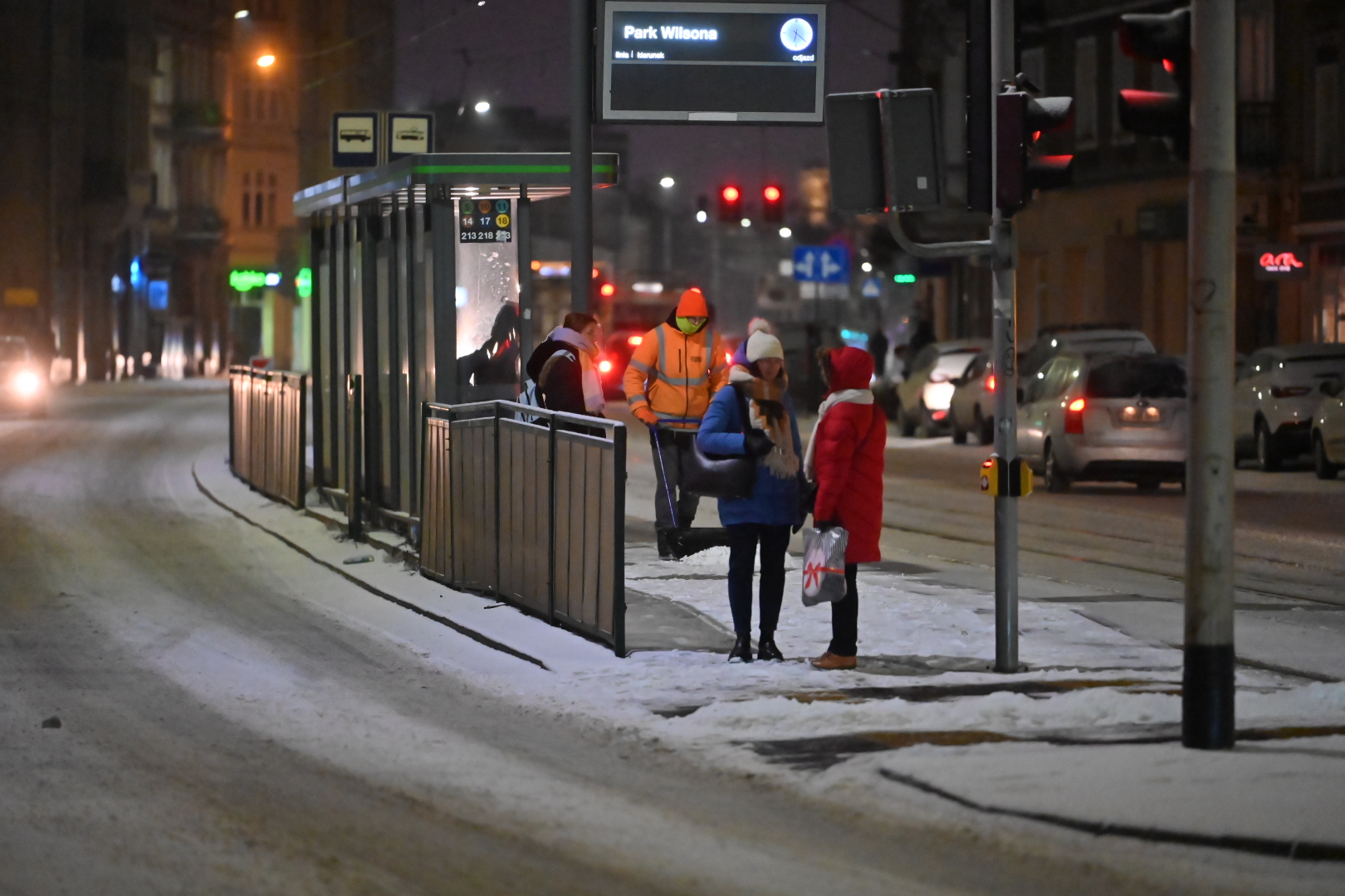 Nocne opady śniegu dały się we znaki. Poranek na śliskich ulicach Poznania