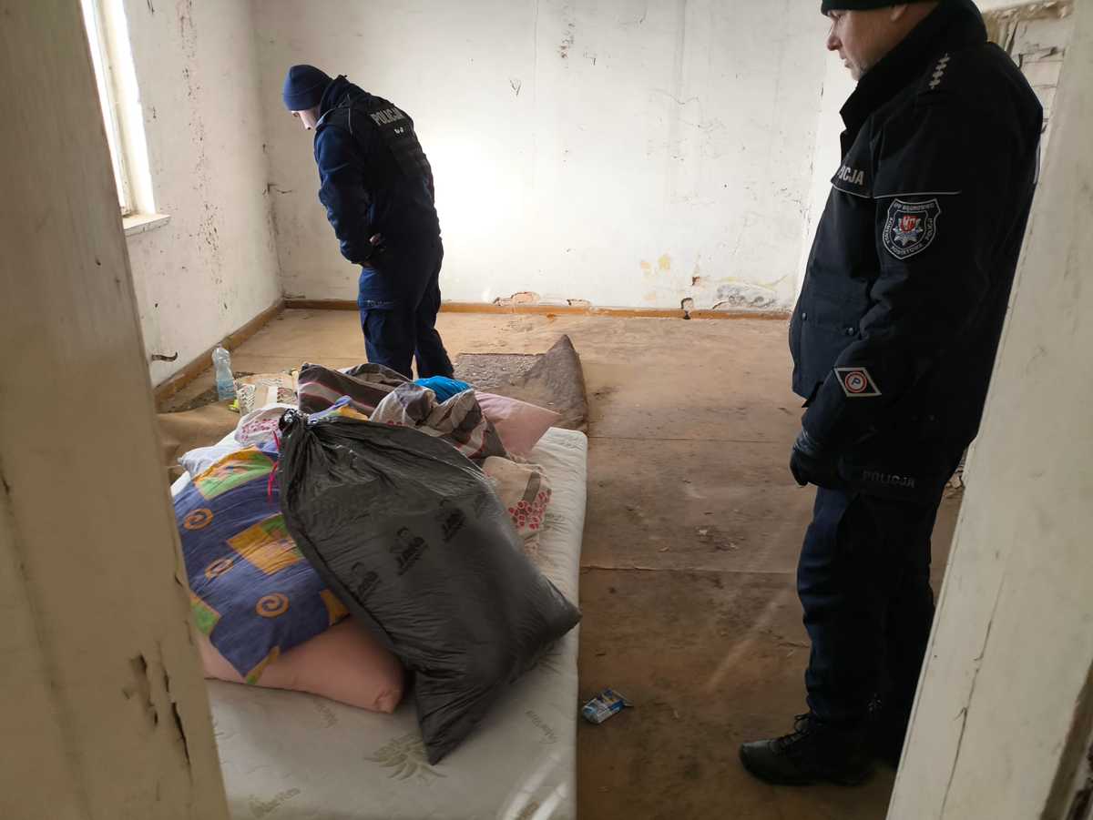 Spał na podłodze, przykryty dywanem. Policjanci pomogli bezdomnemu