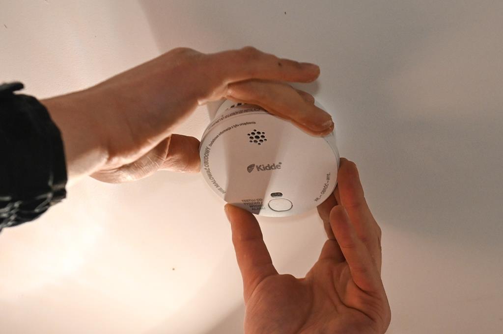 Czujniki dymu i tlenku węgla w domach kaliskich seniorów