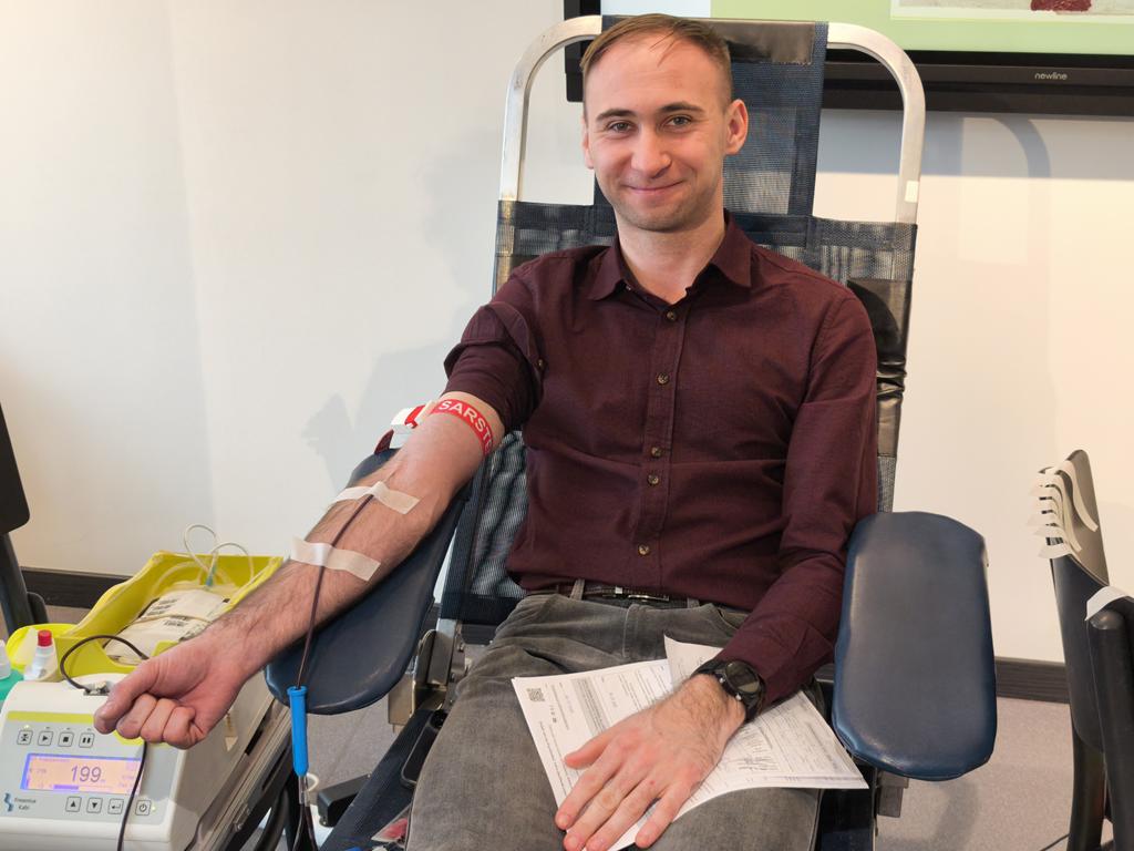 Mieszkańcy Leszna i samorządowcy oddają krew w bibliotece