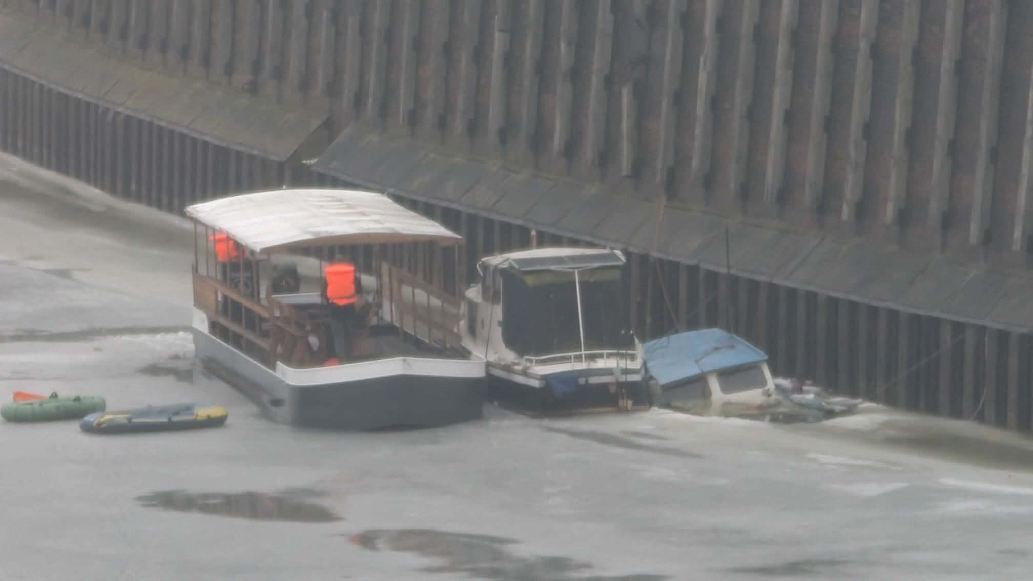 W porcie zatonęła łódka. Niecodzienny widok na Warcie w Poznaniu