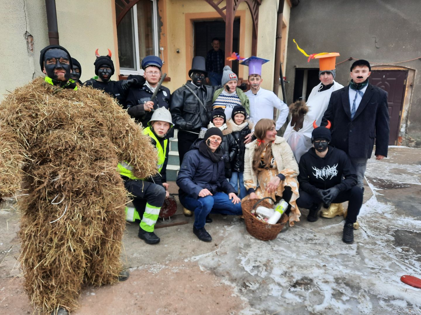 Diabły, kominiarze i niedźwiedź - tak wygląda podkoziołek w Jarząbkowie