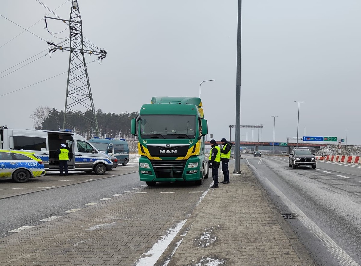 Policyjna akcja na A2 i ekspresówkach. Setki kontroli i dziesiątki zatrzymanych dokumentów