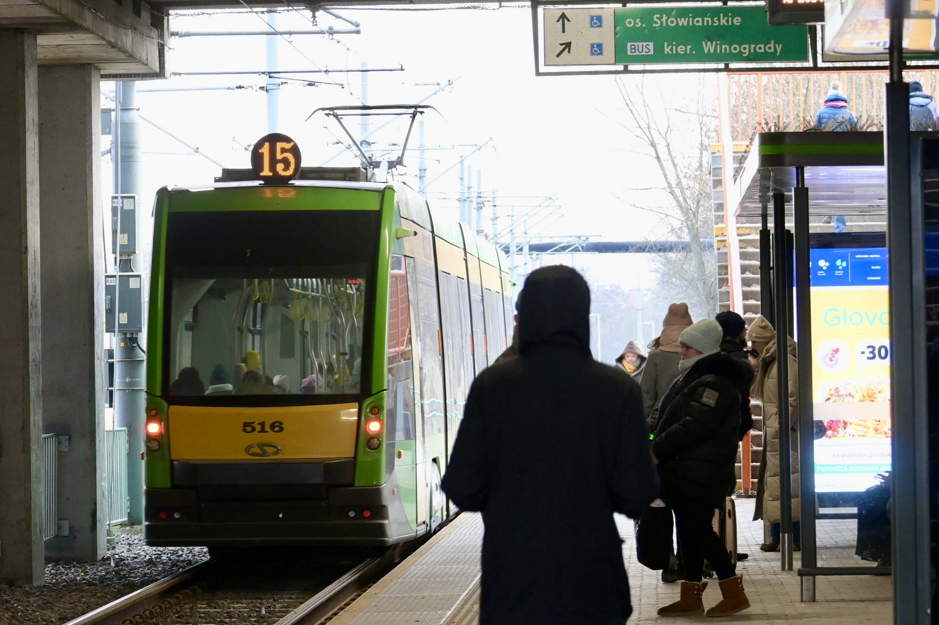 Kolizja tramwaju z 5 autami. Duże utrudnienia na moście