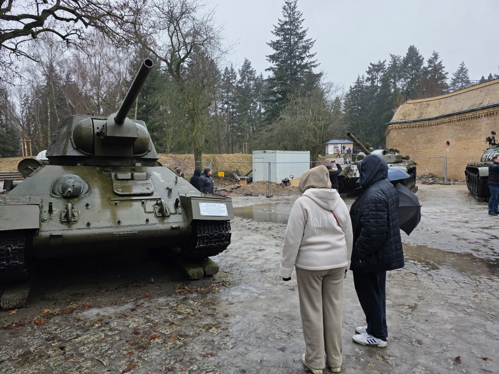 Całe rodziny podziwiają czołgi na poznańskiej Cytadeli