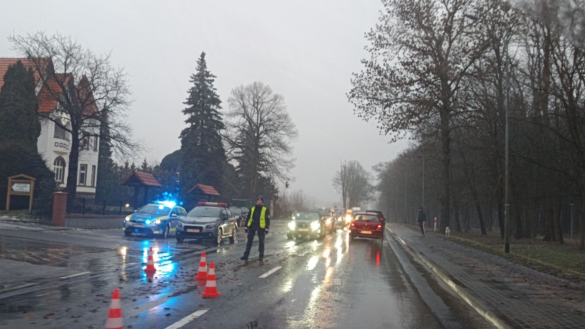 deszcz i odwilż piła zalana droga - Komenda Powiatowa Policji w Złotowie