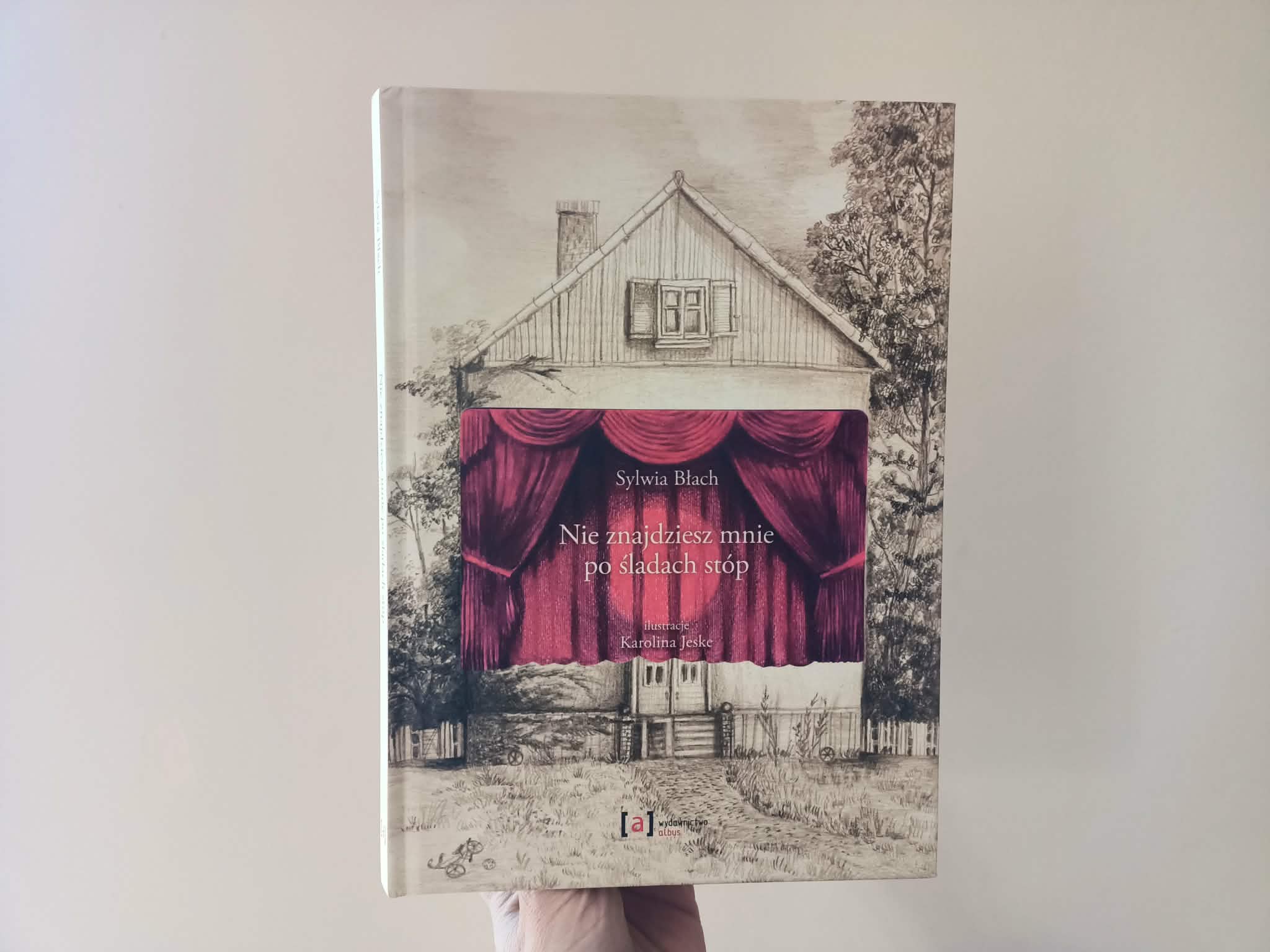 "Nie znajdziesz mnie po śladach stóp" - książka, która uczy akceptacji, przełamuje schematy i oswaja