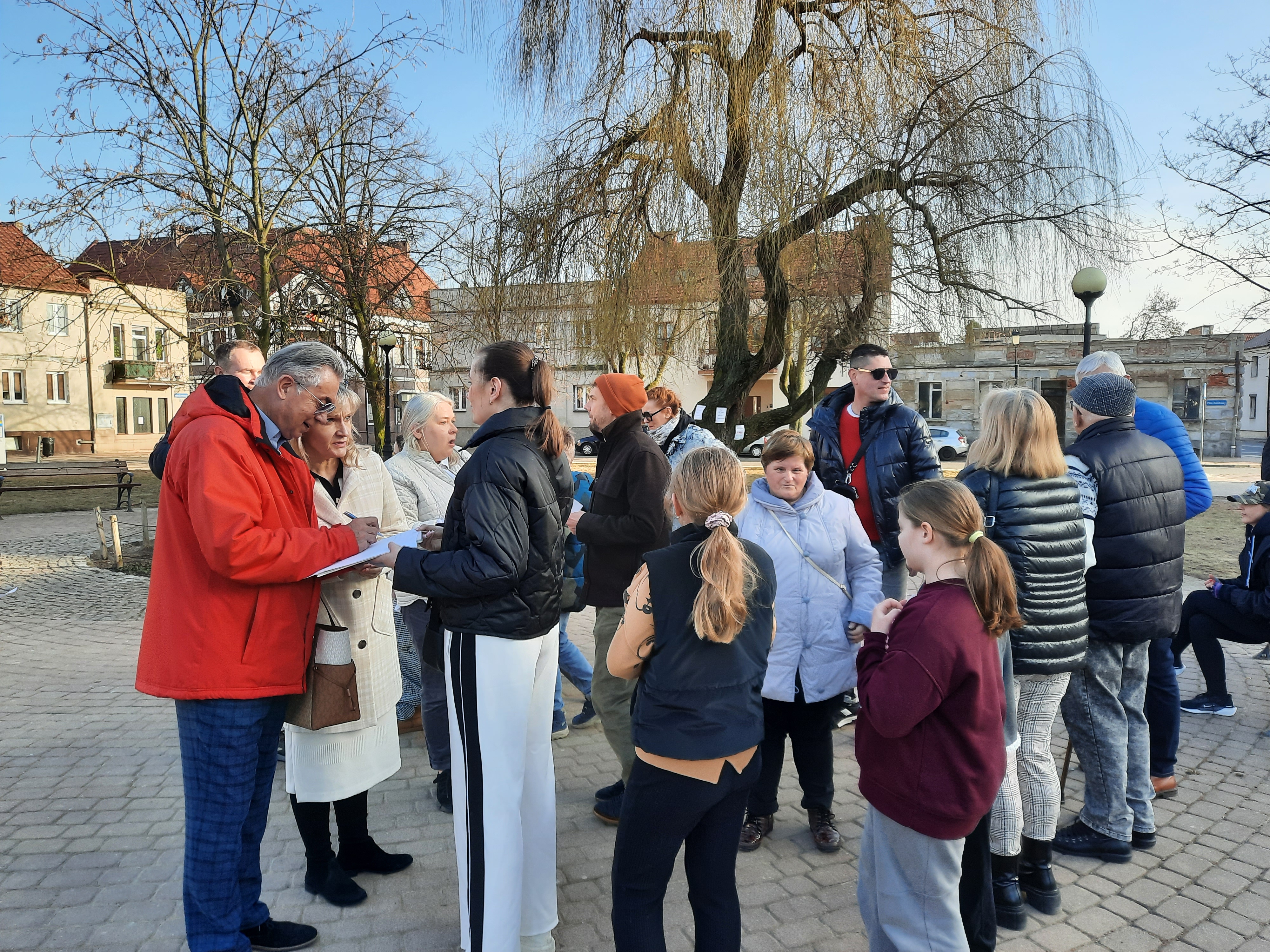 "Zostawcie nasze drzewo". Protest mieszkańców w Koninie