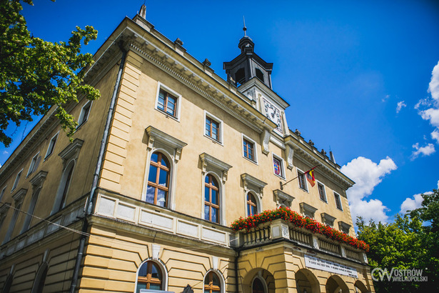 ratusz ostrów - umostrow.pl