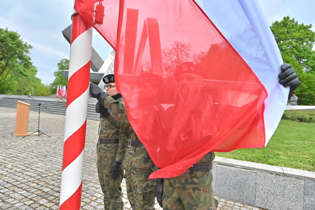 rocznica zakończenia wojny flaga polski - Wojtek Wardejn - Radio Poznań