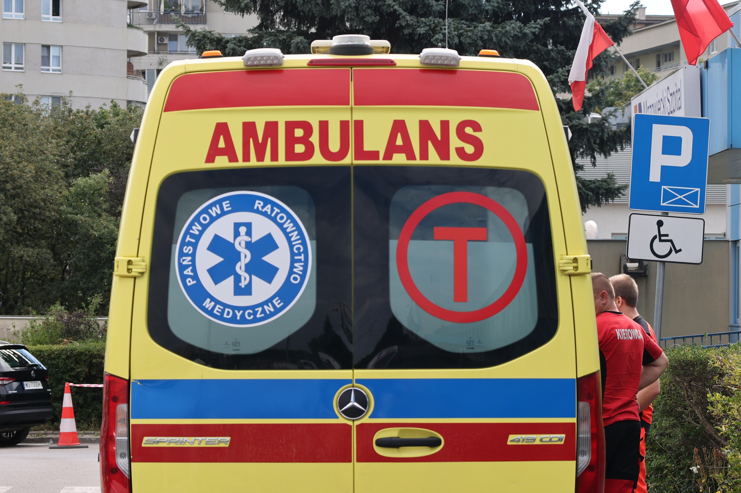 Auto po dachowaniu zatonęło w rzece. Nie żyje 23-latek
