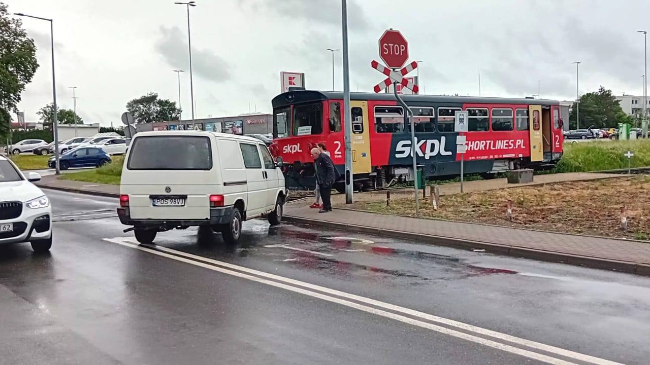 zderzenie bus wąskotorówka - SKPL - z pasji do kolei