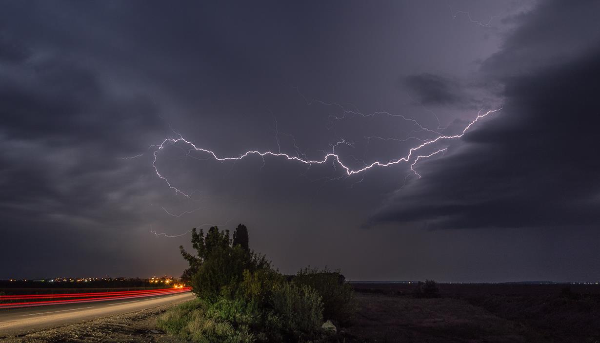 alexandrugeorge-lightning-378069 (Copy) - AlexandruGeorge - Pixabay