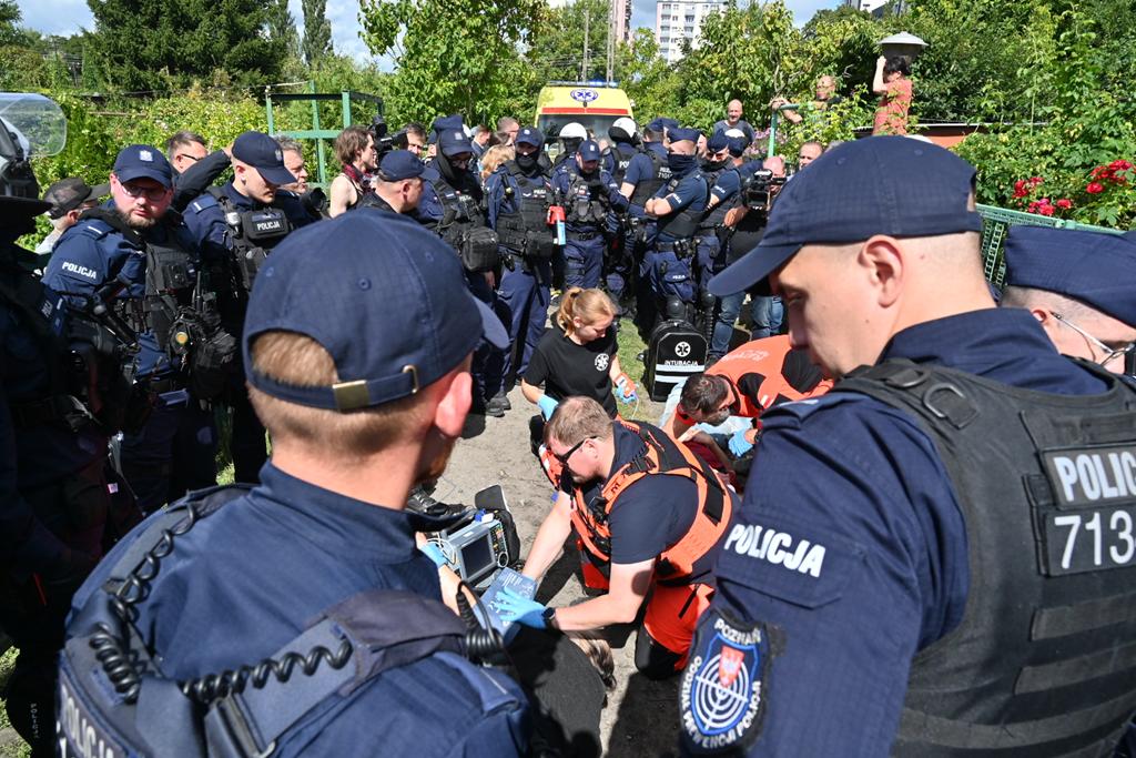 Eksmisja maltańskie policja tarcze białe kaski - Wojtek Wardejn - Radio Poznań