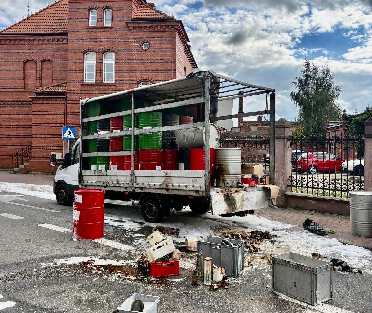 Bus z odczynnikami chemicznymi stanął w ogniu. Akcja strażaków w Rogoźnie