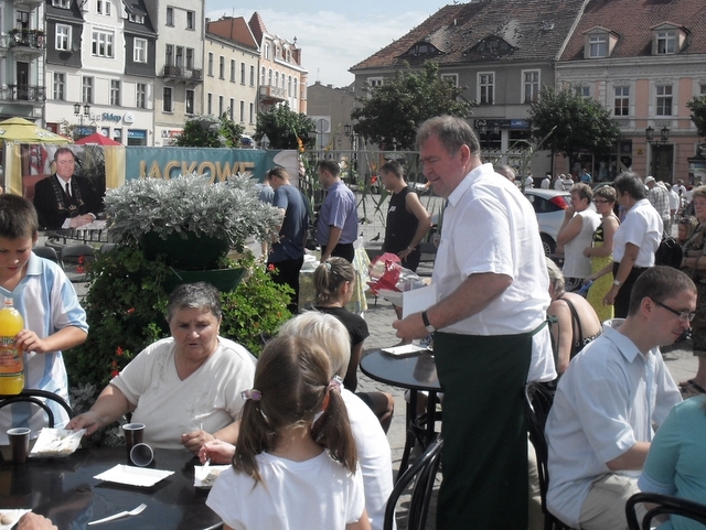 Prezydent Gniezna rozdaje pierogi - Rafał Muniak