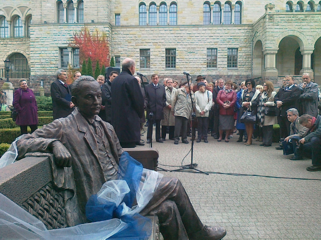 Ławeczka prof. Kostrzewskiego - Wojciech Chmielewski