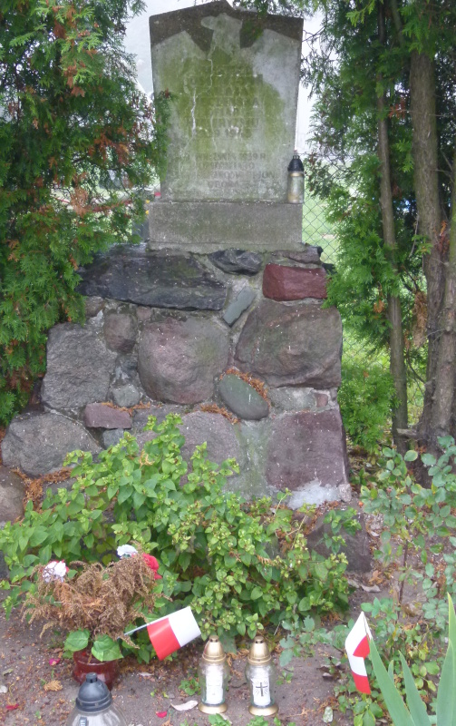 Zapal znicz pamięci 2012 - znicze przy obelisku upamiętniającym rozstrzelanych Polaków w Oborze w gminie Gniezno fot. K. Soberski