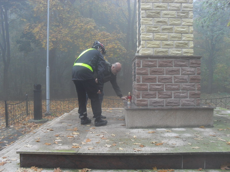 Zapal Znicz Pamięci 2012 za parkiem w Koninie 