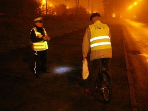 Rowerzysta w odblaskach - jesienią - Policja/Leszno