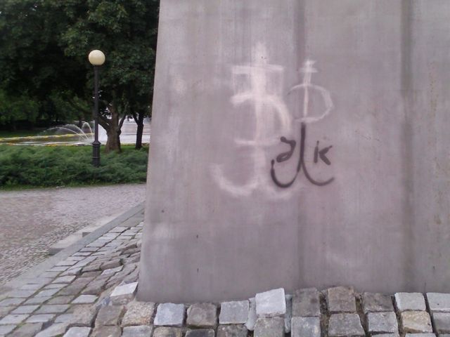 Znak na pomniku Czerwca - Adam Sołtysiak - Radio Merkury